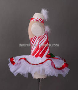 Costume de scène pour filles avec des rayures rouges <span class=keywords><strong>et</strong></span> blanches, des accents en fourrure <span class=keywords><strong>et</strong></span> une jupe <span class=keywords><strong>tutu</strong></span> pour la danse - Product Image 2