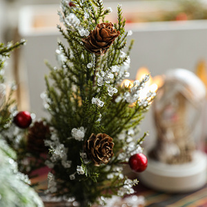 Decoración de escritorio, decoración de repisa, Decoración de mesa de comedor, árbol de <span class=keywords><strong>Navidad</strong></span> Mini, árbol artificial de <span class=keywords><strong>Navidad</strong></span> con bayas y piñas - Product Image 4