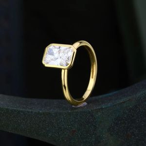 Bague solitaire en diamant radiant de 2 carats cultivé en laboratoire, en or, bijoux fins élégants, bague de fiançailles et de mariage scintillante de qualité supérieure - Product Image 3