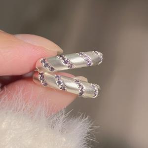 Exquisitos Pendientes de Plata de Ley S925 con Microincrustaciones de Cristales de Lavanda Esmerilados, Diseño de Broche - Product Image 1