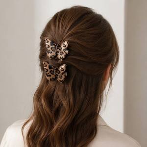 MUJU D426 Pinzas para el <span class=keywords><strong>pelo</strong></span> de mujer de acrílico con degradado de color leopardo, 6 cm, con diseño de mariposa, peine, festoneadas, ovaladas, translúcidas, con logotipo personalizado - Product Image 2