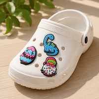 Breloques en PVC en gros pour sabots, motifs amusants de dessins animés, animaux, dinosaures, monstres, crânes brodés, décorations de chaussures DIY pour Halloween, pour sabots et sandales