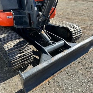 Mini-excavatrice Kobelco KX165-5 d'occasion, modèle 2023, en excellent état, avec moteur et pompe, poids opérationnel de 5 tonnes, en vente - Product Image 4