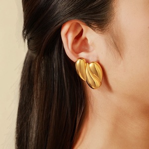 Pendientes de Acero Inoxidable con Forma de Corazón, Chapados en Oro de 18k, Diseño Geométrico para Fiestas - Product Image 2