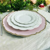 Assiettes rondes en plastique rose festonnées, sûres pour la nourriture, idéales pour les mariages et les fêtes