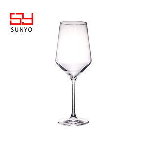 Copa de Vino de Cristal Transparente de 570 ml, Hecha a Mano, con Tallo, Diseño Moderno de Lujo con Rayas Verticales, Elegante Copa Artesanal - Product Image 3