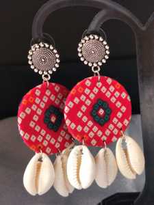 Boucles d'oreilles rondes modernes faites à la main en tissu ethnique avec pièces de monnaie Danglers légers artisanat en métal nouvellement arrivé à vendre - Product Image 4