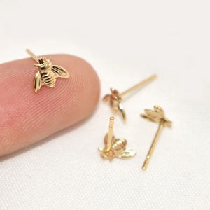 Pendientes Minimalistas de Abejita Pequeña en Oro de 14K, Pendientes Pequeños de Abeja con Anillo para la Creación de Joyería Permanente - Product Image 2