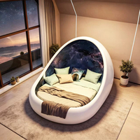 Lit Queen en fibre de verre imprimé galaxie étoilée, coque de cocon d'œuf blanc brillant pour une décoration de chambre futuriste