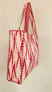 Sac fourre-tout matelassé en coton imprimé collage Ikat de Jaipur, réversible, grand sac de shopping, sac à bandoulière de voyage - Product Image 3