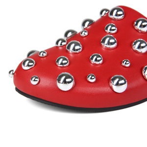 Mules plates en cuir rouge pour femmes, style mode, avec grandes boules argentées cloutées, bout rond fermé et rivets métalliques, vente en gros - Product Image 4