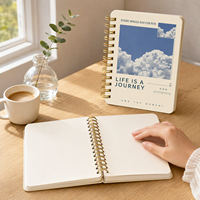 Carnet personnalisé avec couverture photo, finition crème mate, reliure spirale dorée, pages en carton épais, impression personnalisée de carnets à spirale.