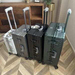 מזוודת טרולי יפנית יוקרתית עם מסגרת אלומיניום, ידית טלסקופית, מנעול TSA עם קוד, גלגלים שקטים וגלגלי עלייה למטוס. - Product Image 3
