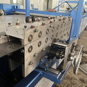 Ligne de production de conduits <span class=keywords><strong>d</strong></span>'air carrés, équipement de production de tuyaux HVAC - Product Image 5