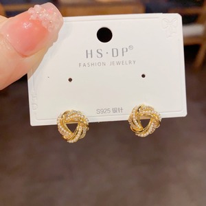 Exquisito verano nuevo diseño pendientes de moda para mujer alta calidad diamantes de imitación perla envuelto triángulo Stud para regalo - Product Image 3