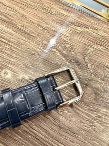 Reloj automático para hombre con esfera color crema, indicador de reserva de energía y correa de cuero azul para uso formal e informal - Product Image 4