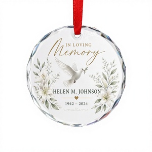 เครื่องประดับตกแต่งต้นคริสต์มาสแบบแขวนทรงกลม ทำจากแก้ว สำหรับรำลึกถึงบุคคล  ตกแต่งด้วยลายนกพิราบและดอกลิลลี่  ของที่ระลึกแทน<span class=keywords><strong>ความ</strong></span>เสียใจ  สามารถสลักข้อความได้ - Product Image 4