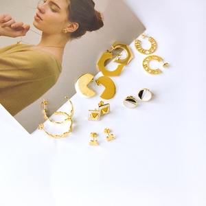 Pendientes de Aro Grandes de Acero Inoxidable con Triple Trenzado Chapados en Oro de 14k para Mujer, Venta al por Mayor 2021 - Product Image 4