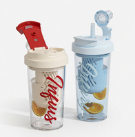 Gobelet à café portable unisexe en plastique 550 ml, avec double paille et séparation pour le thé, design tendance et esthétique, vente en gros