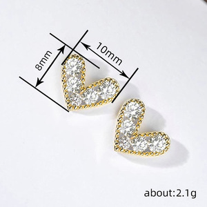 Petites boucles d'oreilles en forme de cœur pour femmes, design minimaliste pour le bureau et le quotidien - Product Image 5