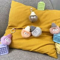 Vente en gros de porte-clés à pompons, poupée en peluche mignonne, boule en peluche de fourrure douce, jouets en peluche de dessin animé, porte-clés pompon de voiture avec yeux pour pendentif de sac
