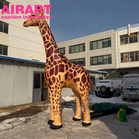 Campagne publicitaire décorant une girafe géante gonflable