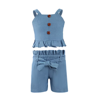 Ensemble assorti d'été 2 pièces en jean léger pour petites filles : Crop top à bretelles spaghetti à volants et boutons en bois, et short taille haute à nœud