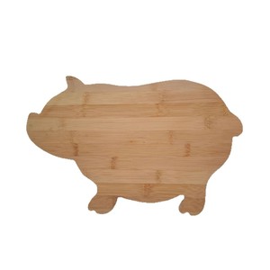 Tabla de cortar de bambú irregular creativa con diseño de cerdo de dibujos animados, adecuada para comida de bebé y niños, disponible al por mayor. - Product Image 3