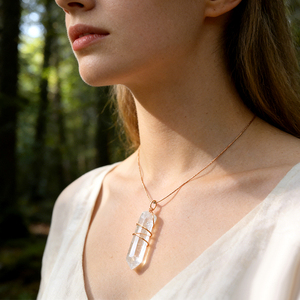 Collier en fil de quartz transparent avec pendentif en cristal spirituel pour la guérison, vente en gros - Product Image 3