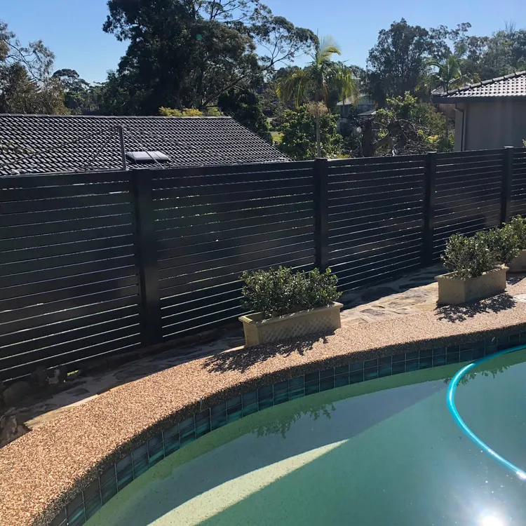 Bahçe çit açık alüminyum gizlilik perde çit yarı uzun ticari Slat çit yatay sistemi