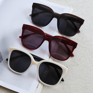 Gafas de Sol de moda polarizadas con logotipo personalizado de fábrica 2025 gafas de sol de sombra clásicas al por mayor UV400 gafas de sol para exteriores para hombres y mujeres - Product Image 3