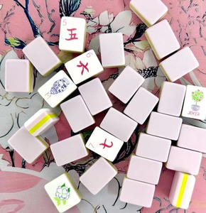 Tuiles de Mahjong <span class=keywords><strong>en</strong></span> Acrylique Rose, Jeu de Mahjong Portable pour le Voyage et le Camping avec Joker Fleur, pour le Divertissement Familial <span class=keywords><strong>en</strong></span> Intérieur et <span class=keywords><strong>en</strong></span> Extérieur, Cadeau - Product Image 1