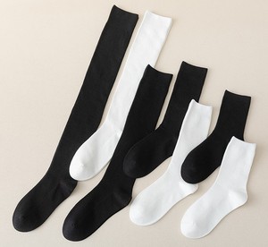 Chaussettes longues 2026 pour femmes, chaussettes hautes en tricot blanc fantaisie, vente en gros, étiquette personnalisée, chaussettes noires pour femmes - Product Image 6