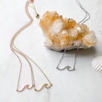 Collier en acier inoxydable pour femmes, pendentif vague plaqué or et imperméable à l'eau, sans ternissement, surfeur, plage, été