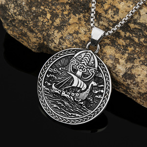Yunnique Collar con colgante de acero inoxidable con diseño de barco vikingo, diseño redondo, joyería de moda para hombre, regalo - Product Image 2
