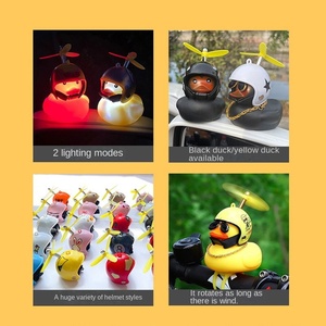 Ornement décoratif de voiture Canard anti-vent, Canard TikTok tendance avec casque, Petit canard jaune Turbo Boost en caoutchouc pour intérieur - Product Image 4