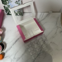 Vente en gros de boîte à 12 macarons au design personnalisé avec fenêtre et boîte intérieure en PET