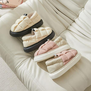 Chaussons d'intérieur d'hiver pour femmes, imperméables, antidérapants, doux, en peluche, chauds, à semelle épaisse, en coton, en polaire - Product Image 1