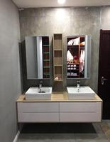 Meuble-lavabo de salle de bain sur mesure WQ, style moderne, avec armoires basses et miroirs pour appartement