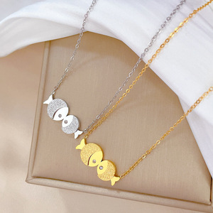 Collana con ciondolo a forma di pesce bacio in acciaio inossidabile placcato oro Non appannato collana con zirconi cubici romantici in acciaio al titanio - Product Image 1