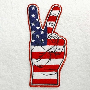 Toppe Ricamate all'Ingrosso per il Giorno dell'Indipendenza, Logo Pace a Due Dita <span class=keywords><strong>Blu</strong></span> e Rosso, Toppe in Ciniglia da Applicare con Ferro da Stiro per il 4 Luglio - Product Image 1