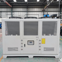 Refroidisseur d'eau à vis refroidi par air 100HP 150HP avec condenseur à ailettes et ventilateur axial pour le refroidissement des centrales à béton