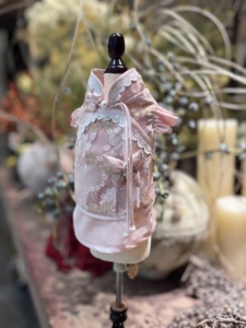 Élégant Cheongsam Rose en Coton Biologique Brodé de Dentelle pour <span class=keywords><strong>Chien</strong></span> et Chat, Nouveau Style Chinois Vintage, Tenue pour Animaux Toutes Saisons - Product Image 3