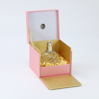 Boîte cosmétique rose à couvercle rabattable, doublée de satin doré, emballage cadeau haut de gamme avec logo personnalisé