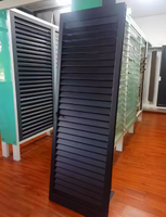 Système de persiennes intelligentes en verre vertical à balançoire en alliage d'aluminium moderne VOBO OptiVen, classé IP68 pour les salles de bain marines et les cuisines extérieures