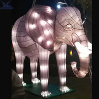 Lanternes en soie d'intérieur personnalisées en forme de cygne, de cerf, d'éléphant, de lion, de dinosaure, figurines d'animaux pour les expositions de festivals