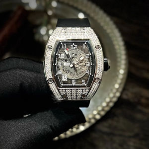 Orologio Meccanico Personalizzato Premium con Diamanti Moissanite VVS, Fibra di Carbonio, Riserva di Carica e Cinturino in Gomma - Product Image 1