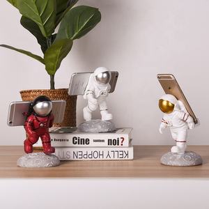 Résine faite à la main astronaute maison décor drôle Spaceman <span class=keywords><strong>Figurine</strong></span> intérieur portable support <span class=keywords><strong>de</strong></span> téléphone portable support pour Table - Product Image 6