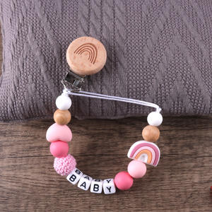 Porte-sucette <span class=keywords><strong>en</strong></span> bois fait main avec nom personnalisé avec chaîne <span class=keywords><strong>en</strong></span> silicone souple Clips factices personnalisés pour bébés Design <span class=keywords><strong>arc</strong></span>-<span class=keywords><strong>en</strong></span>-<span class=keywords><strong>ciel</strong></span> - Product Image 4
