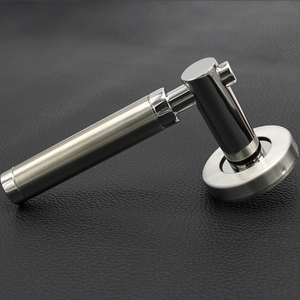 Poignée de levier de <span class=keywords><strong>porte</strong></span> en acier inoxydable massif 304 avec <span class=keywords><strong>design</strong></span> élégant Poignée de <span class=keywords><strong>porte</strong></span> intérieure européenne - Product Image 1